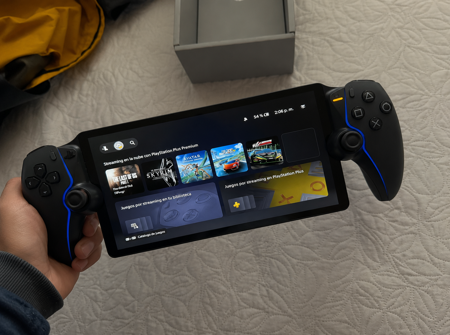 PlayStation Portal encendida en manos de un cliente