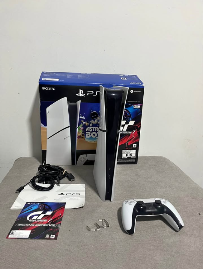 PlayStation 5 Slim con juegos y control preparada para el cliente
