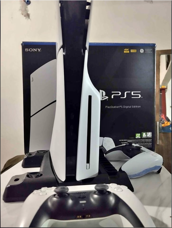PlayStation 5 con controles y accesorios entregados