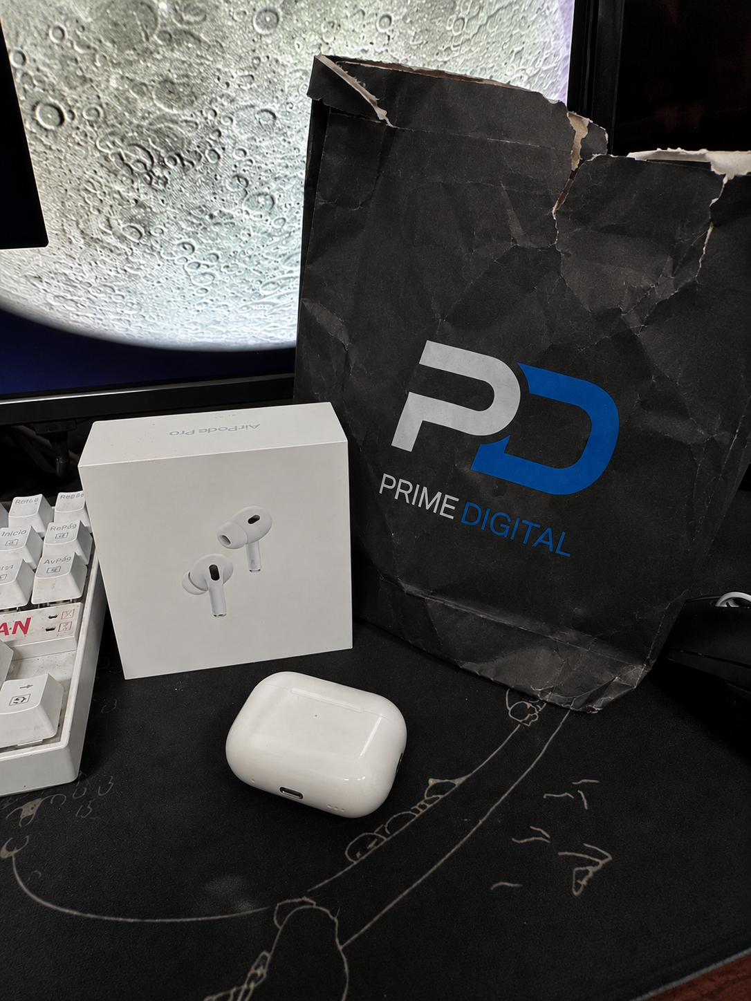 AirPods Pro junto a su caja y bolsa de Prime Digital