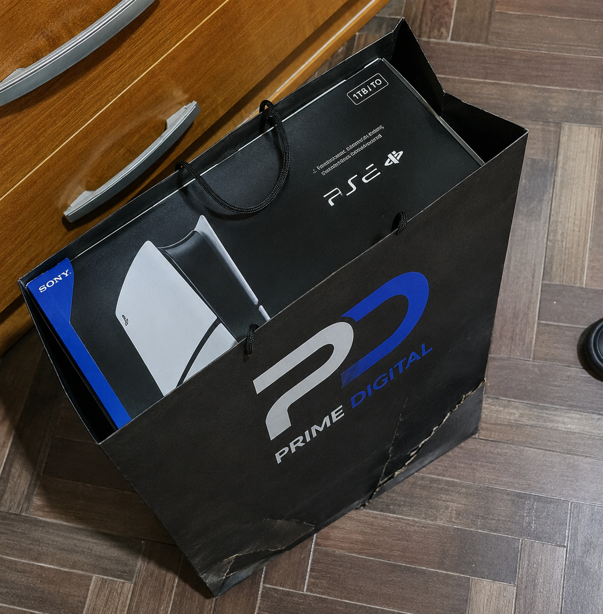 Caja de PlayStation 5 dentro de una bolsa de Prime Digital