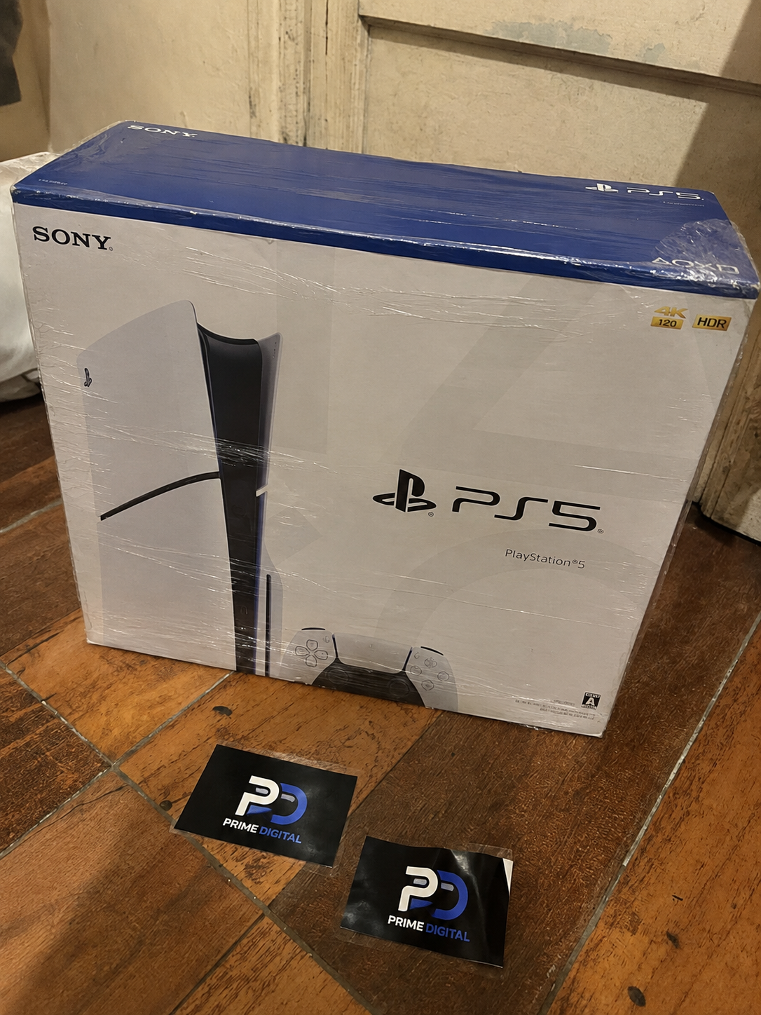 Caja de PlayStation 5 protegida junto a identificadores de Prime Digital