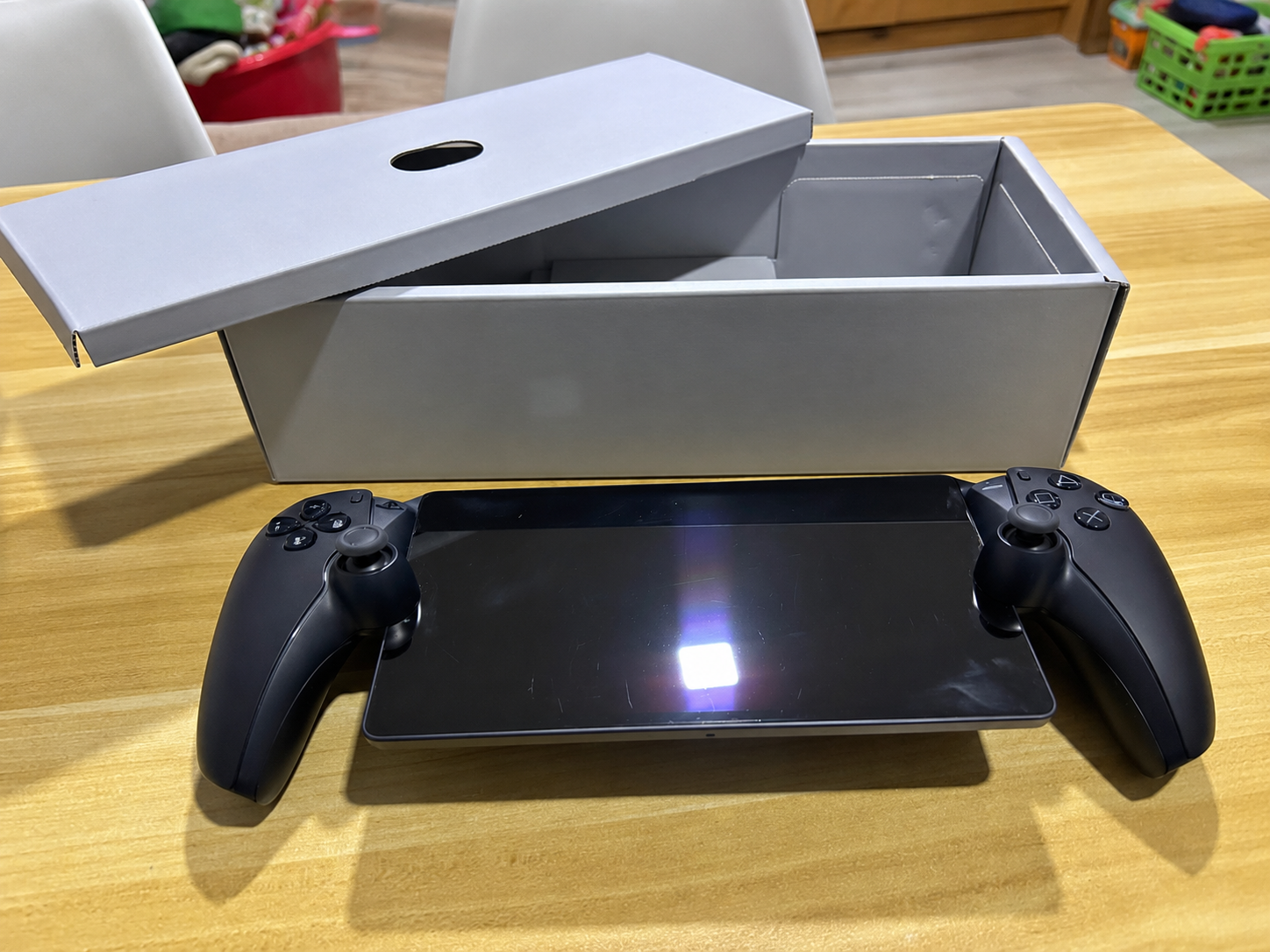 PlayStation Portal negra junto a su embalaje