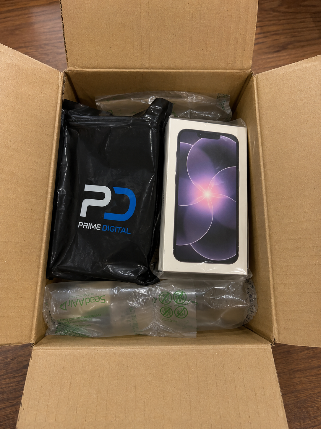 iPhone protegido dentro de una caja de envío de Prime Digital