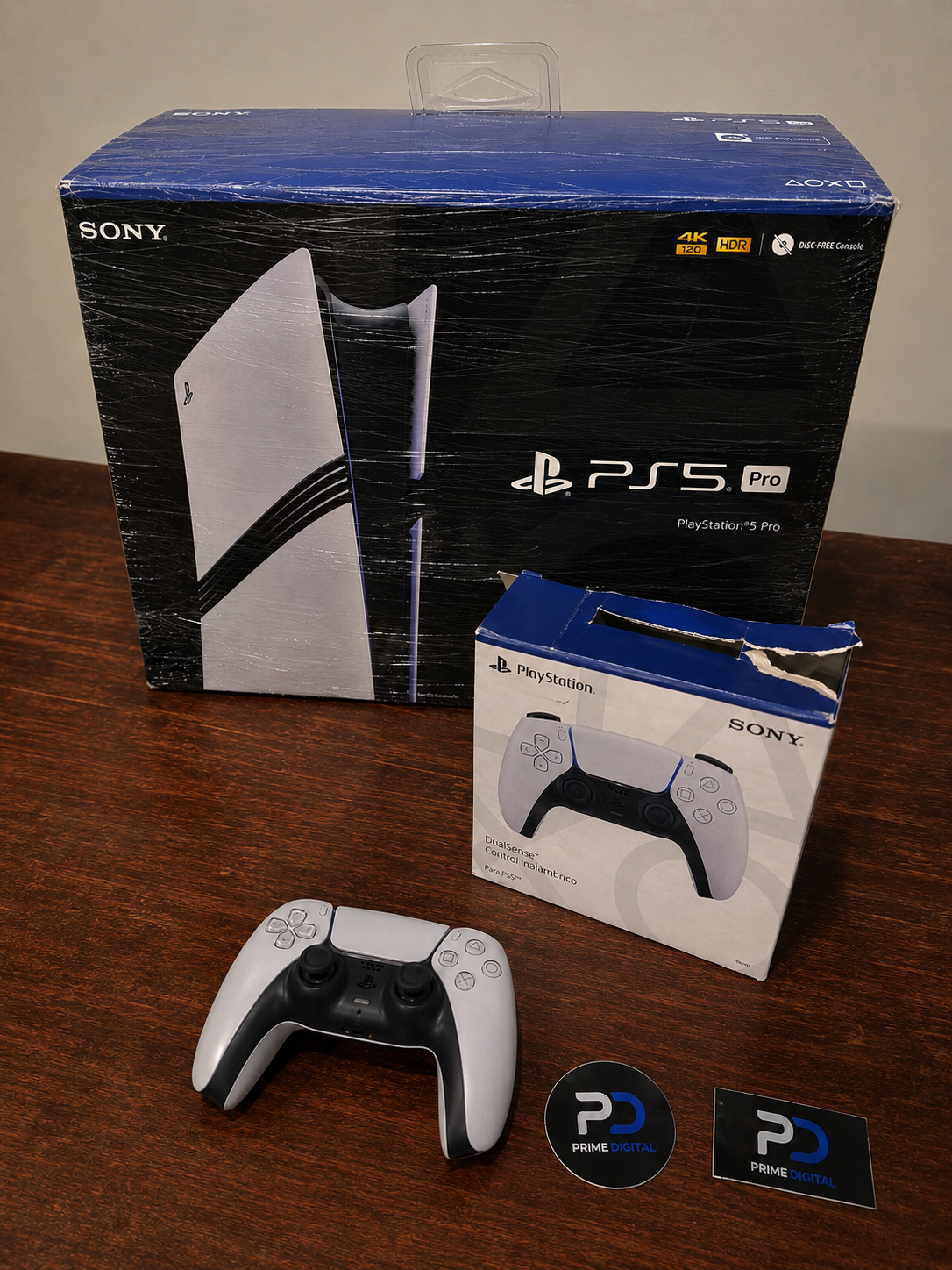 PlayStation 5 Pro con control DualSense y cajas preparadas para la entrega